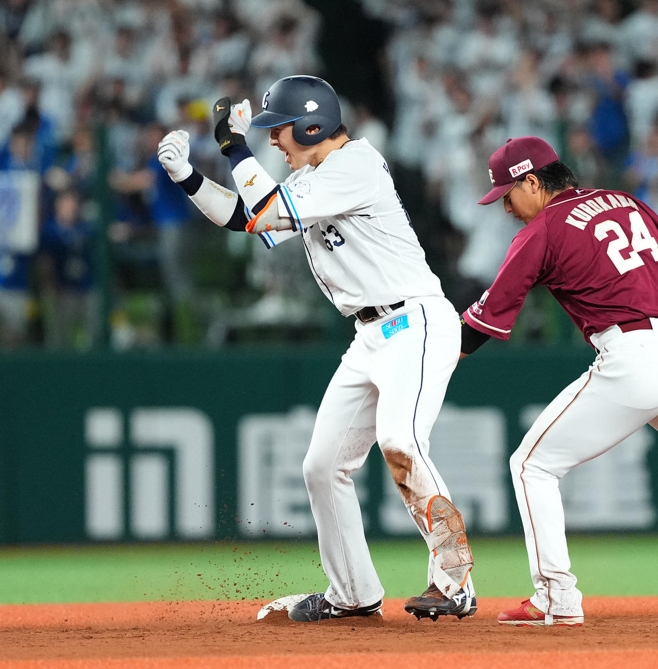 西武対楽天　7回裏西武2死一、二塁、左2点適時二塁打を放ち、塁上でガッツポーズを見せる長谷川（撮影・菅敏）