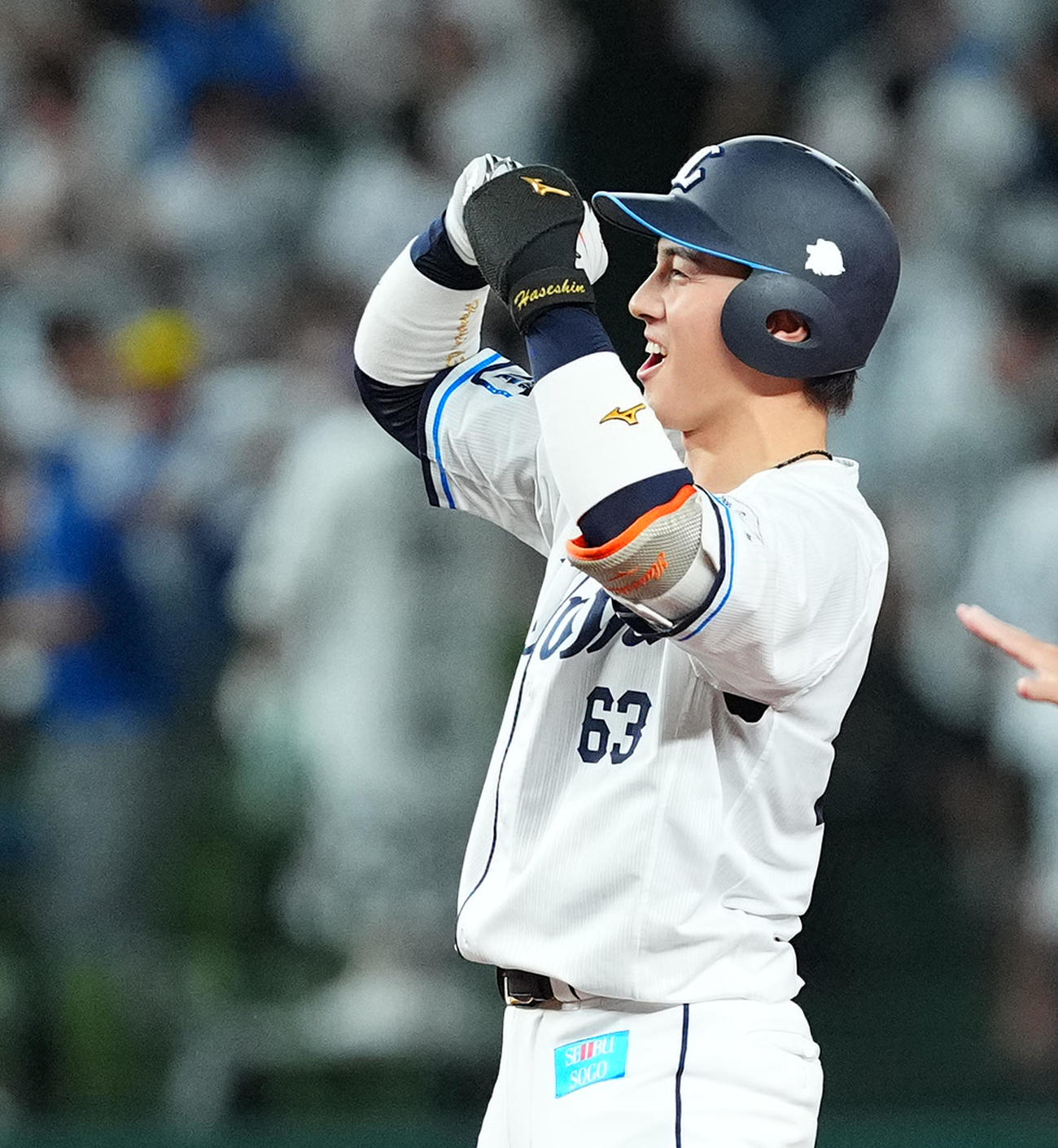 西武対楽天　7回裏西武2死一、二塁、左2点適時二塁打を放ち、塁上でガッツポーズを見せる長谷川（撮影・菅敏）