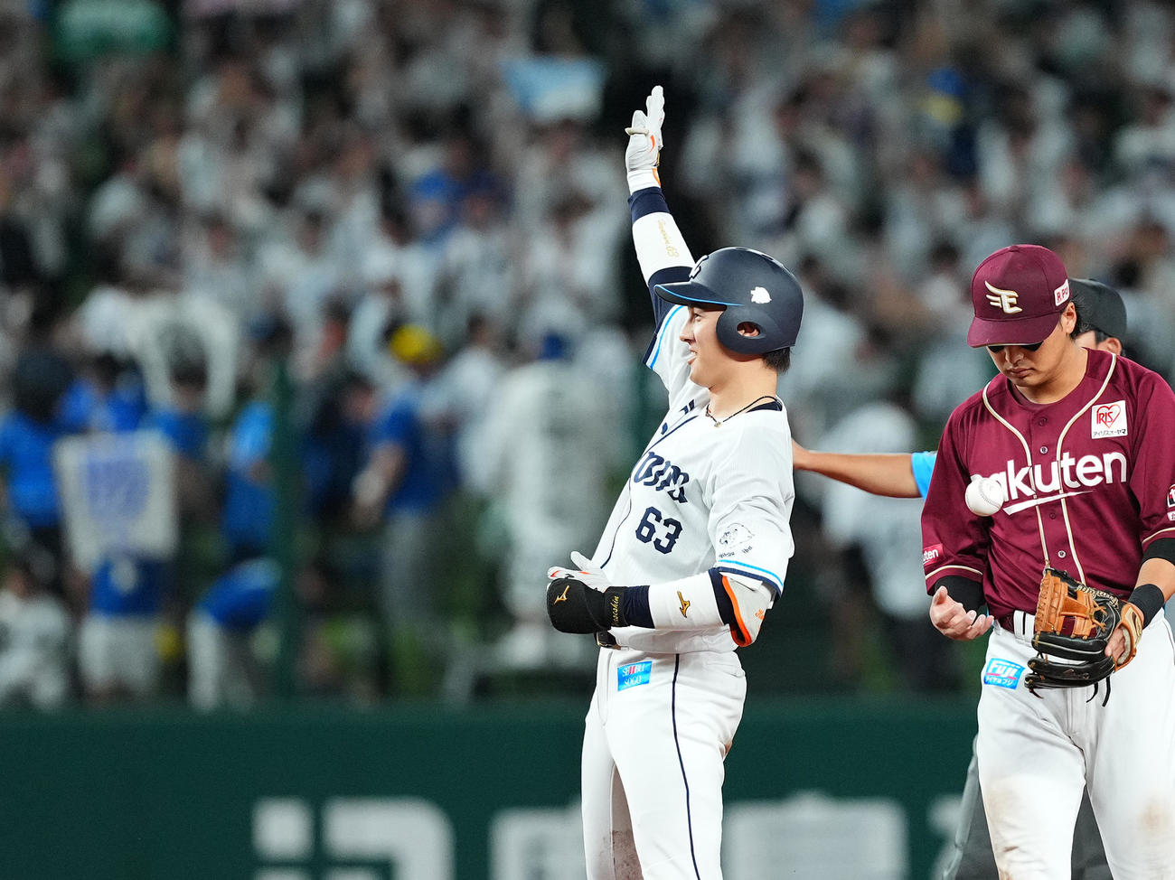 西武対楽天　7回裏西武2死一、二塁、左2点適時二塁打を放ち、塁上でポーズをとる長谷川（撮影・菅敏）