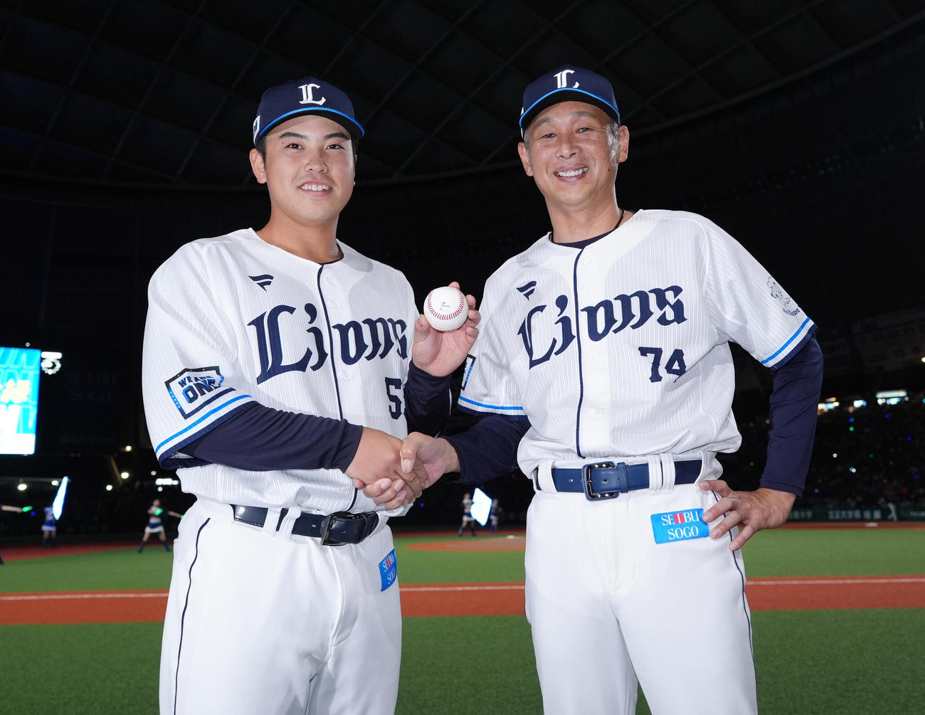 西武対楽天　8回にプロ初打席で初安打初打点をマークした西武仲三河（左）は、西口監督から受け取った記念球を手に笑顔を見せる（撮影・菅敏）