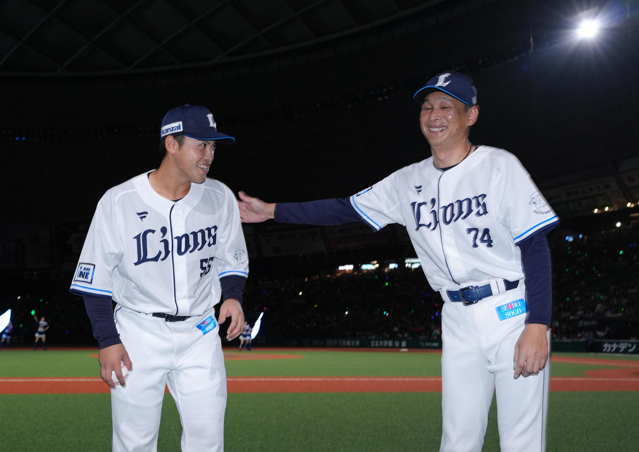 西武対楽天　8回にプロ初打席で初安打初打点をマークした西武仲三河は、西口監督（右）から祝福を受ける（撮影・菅敏）