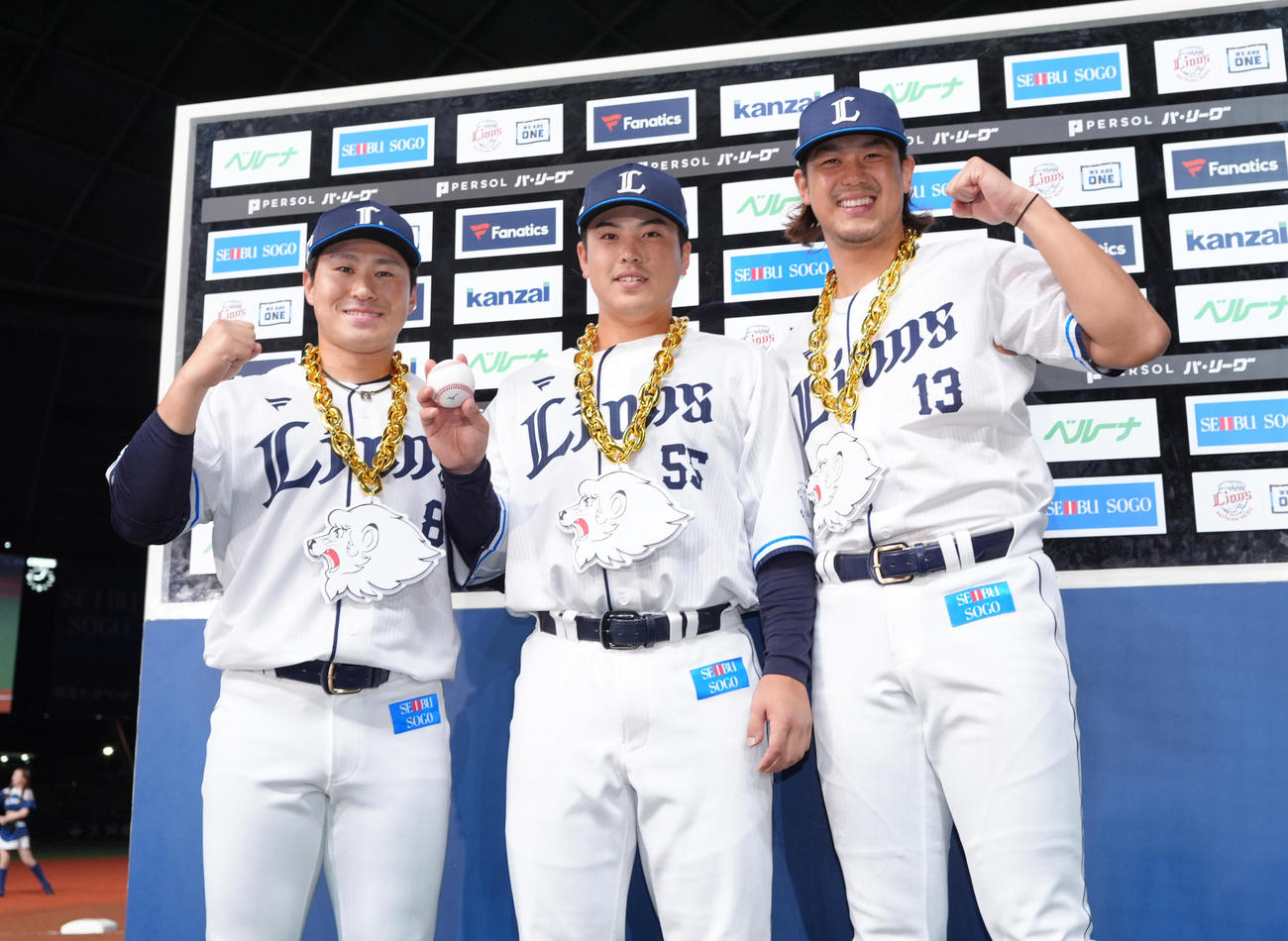 西武対楽天　お立ち台の上で笑顔を見せる、左から西武渡部聖、仲三河、高橋（撮影・菅敏）