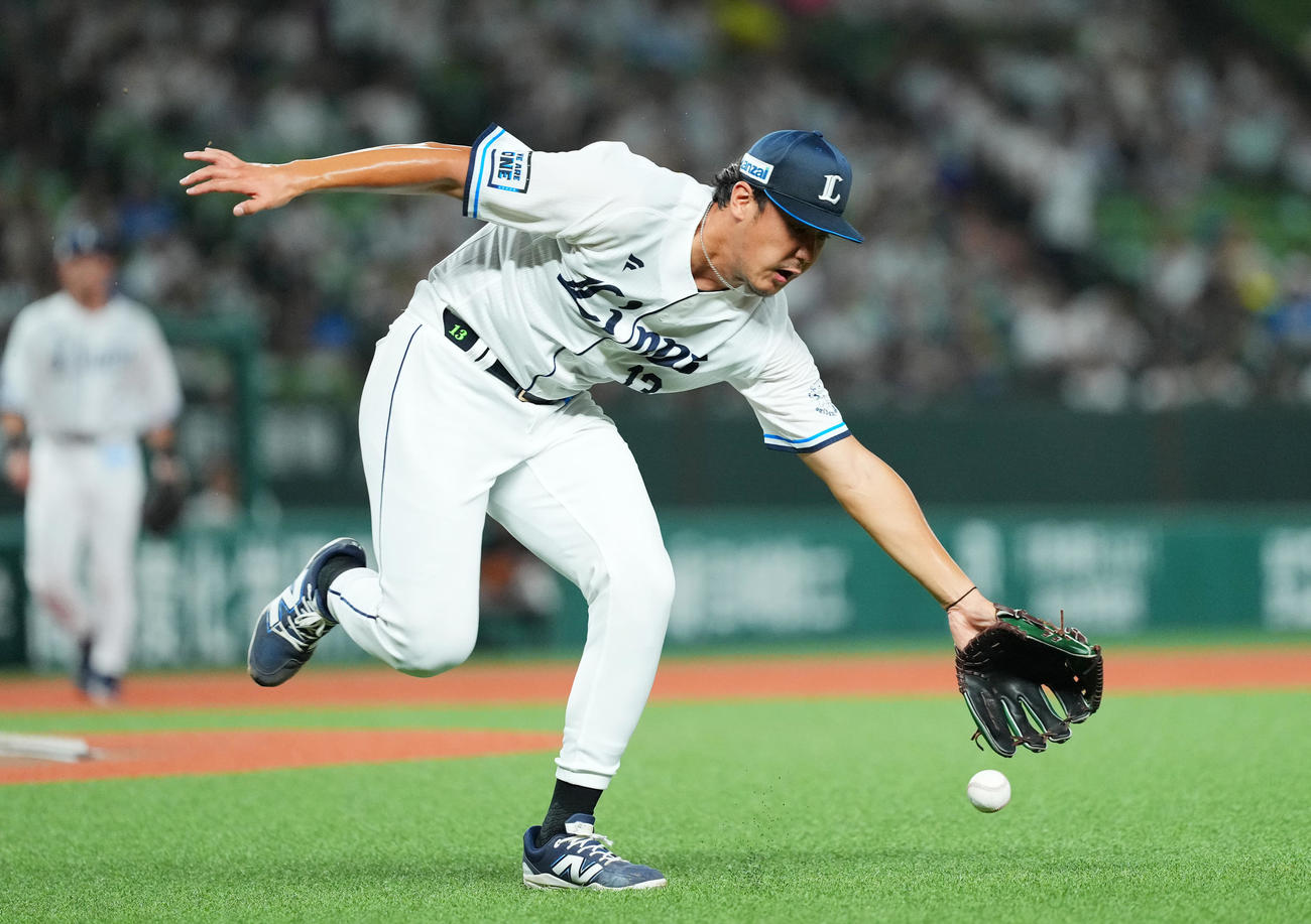 西武対楽天　1回表楽天2死、黒川の投ゴロを処理する高橋（撮影・菅敏）