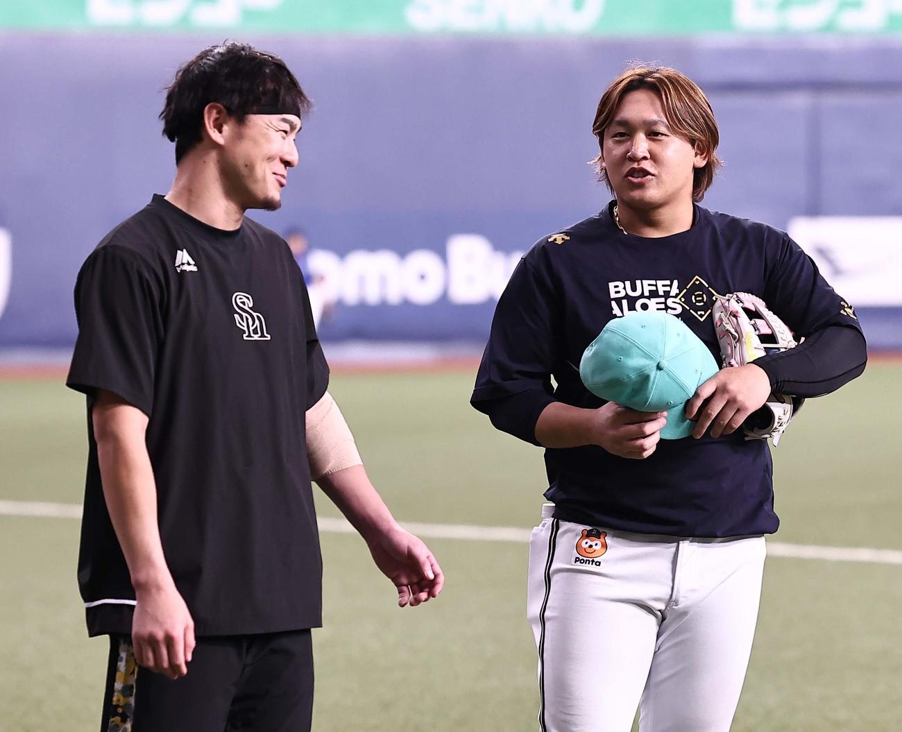 9日に死球を当てたソフトバンク牧原大（左）に謝罪するオリックス宮城（撮影・上田博志）