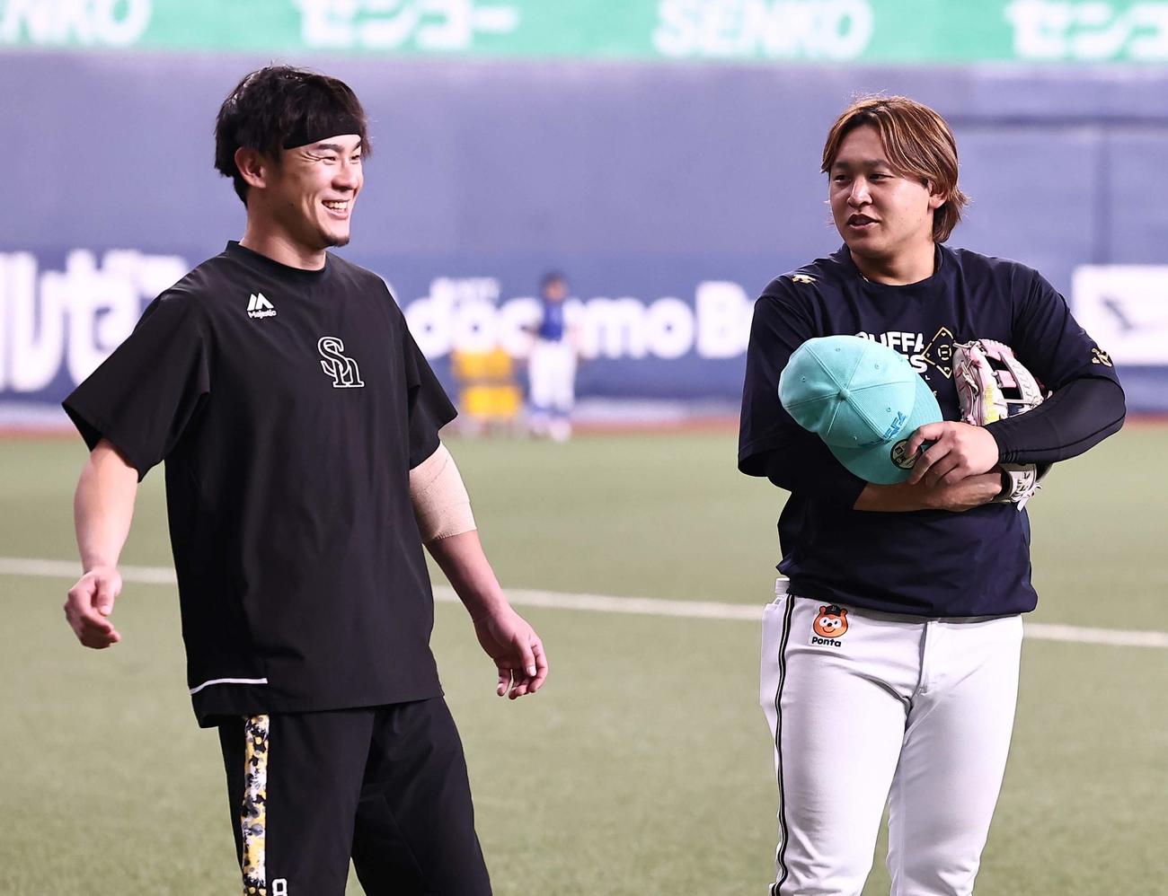 9日に死球を当てたソフトバンク牧原大（左）に謝罪するオリックス宮城（撮影・上田博志）