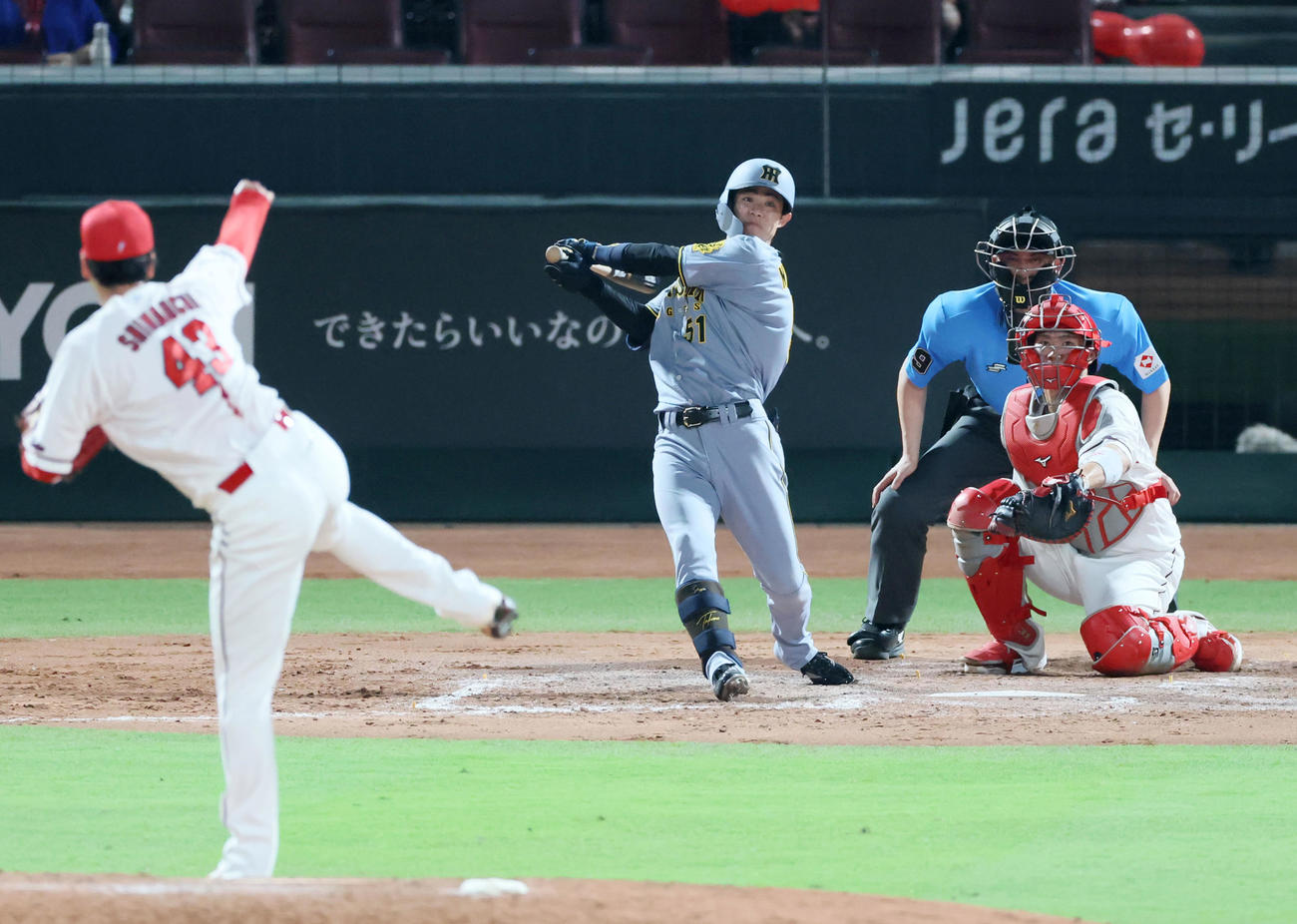 広島対阪神　7回表阪神2死一、二塁、中野は左前同点適時打を放つ。投手島内（撮影・加藤哉）