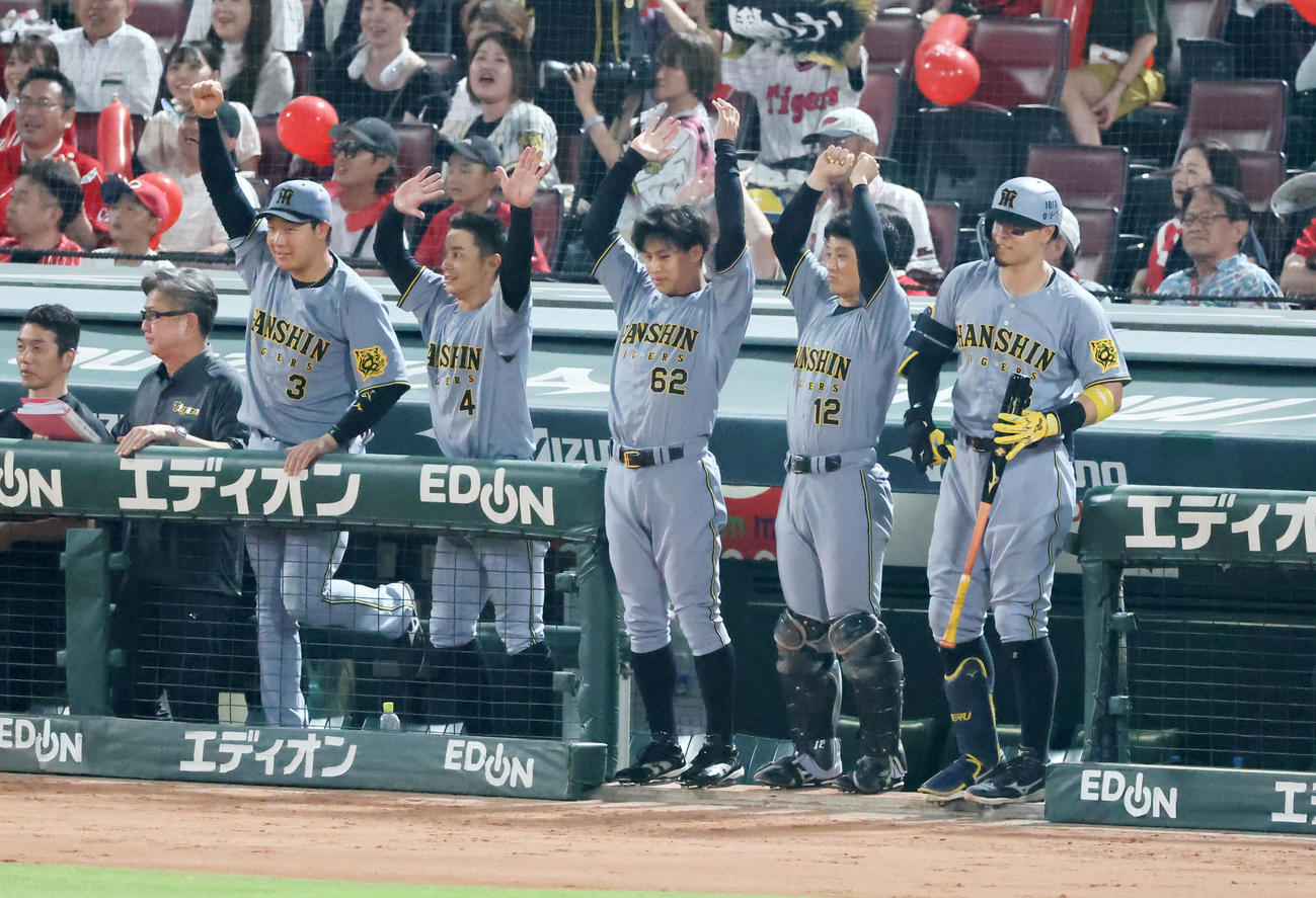 広島対阪神　7回表阪神2死一、二塁、中野の左前同点適時打にベンチ前で喜ぶナイン（撮影・加藤哉）