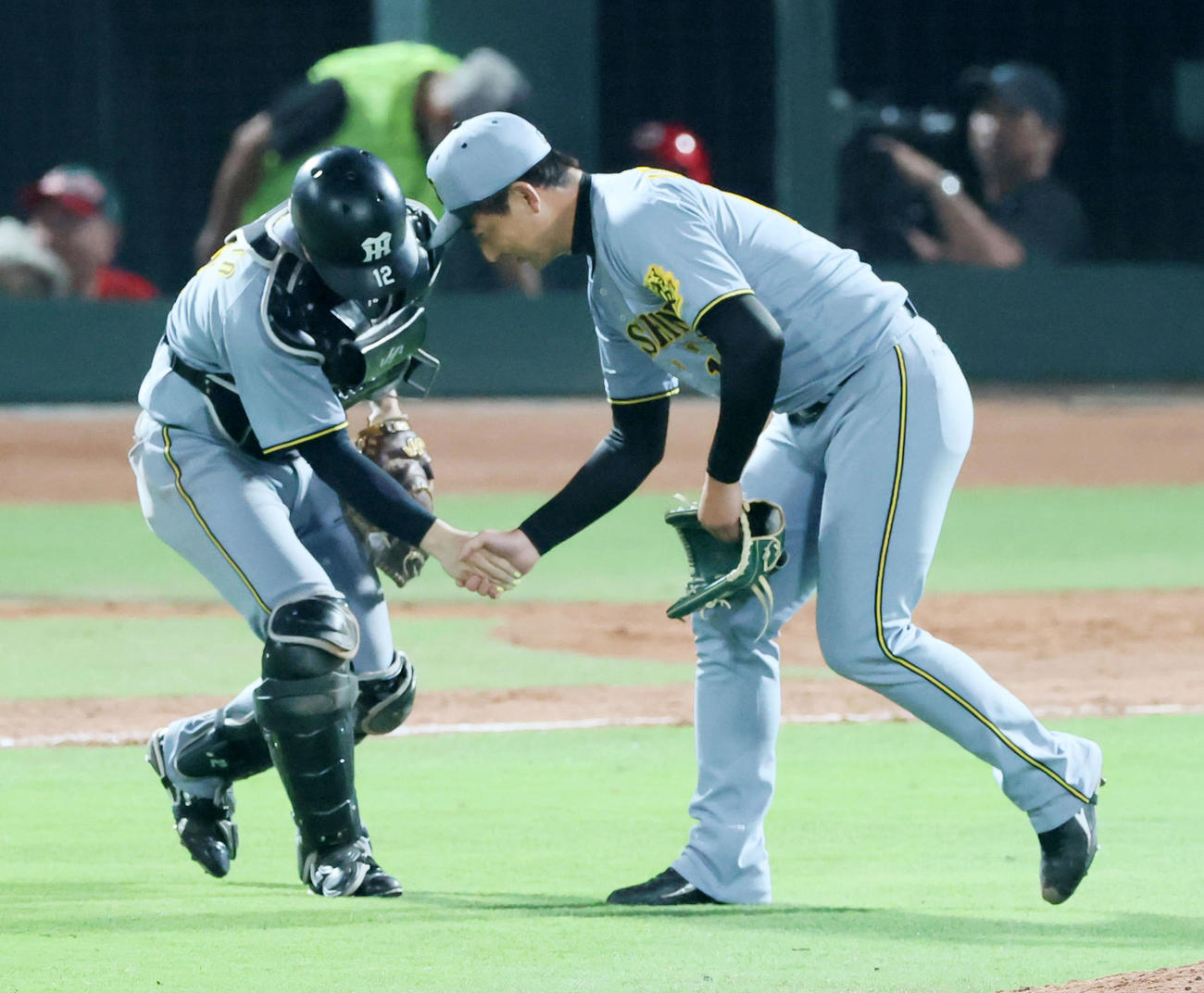 広島対阪神　広島に勝利し坂本（左）とタッチする岩崎（撮影・加藤哉）