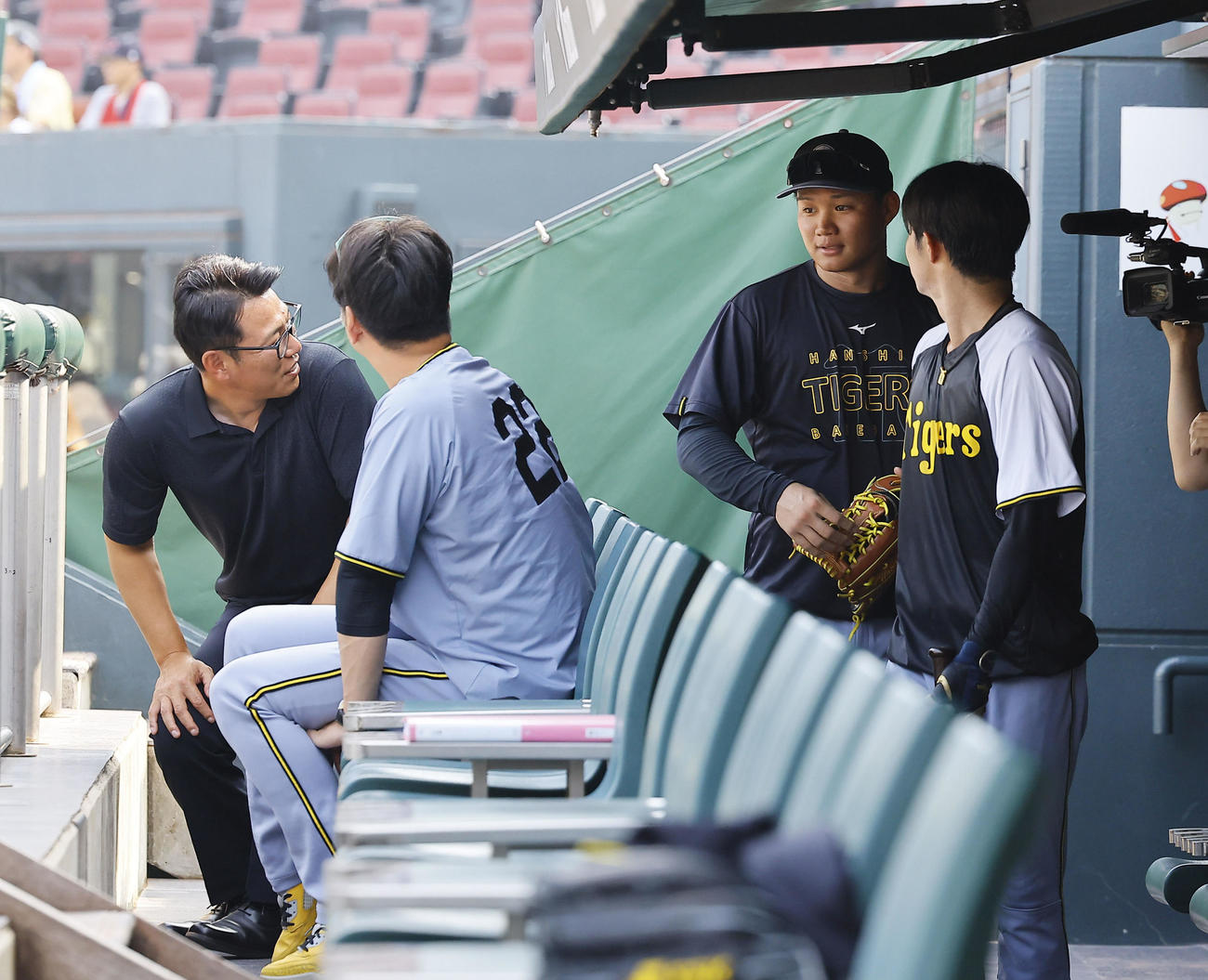 広島対阪神　マツダスタジアムを訪れた侍ジャパン井端監督（左端）にあいさつする阪神中野（右端）と森下（撮影・藤尾明華）