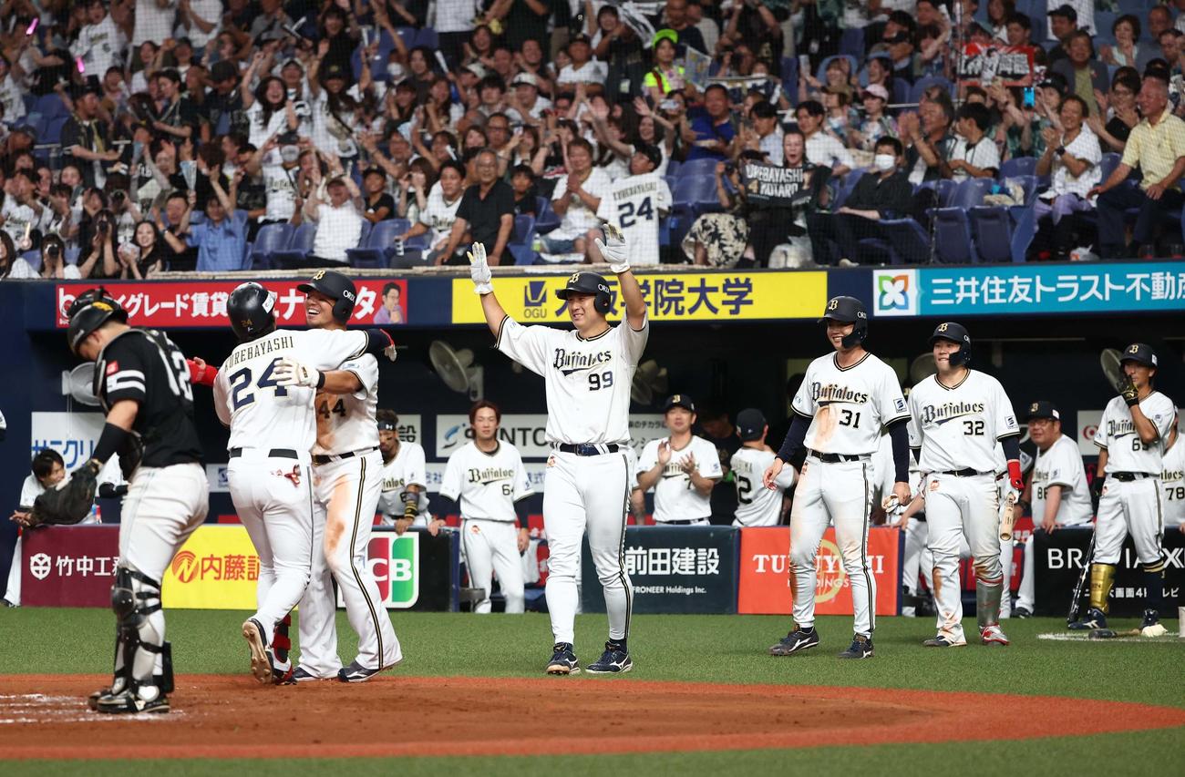 オリックス対ソフトバンク　6回裏オリックス1死満塁、満塁本塁打を放った紅林（左から2人目）は頓宮と抱き合って喜ぶ（撮影・上田博志）