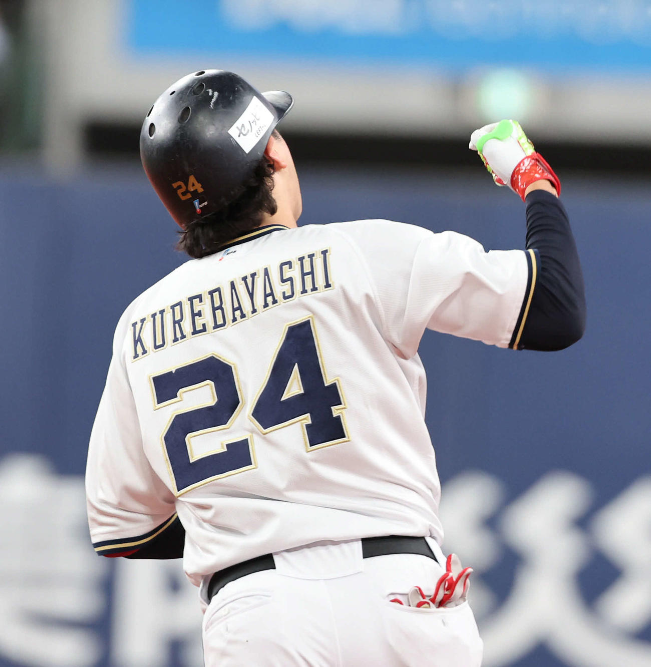 オリックス対ソフトバンク　6回裏オリックス1死満塁、紅林は左越えに本塁打を放ち、ガッツポーズで一塁を回る（撮影・西尾就之）