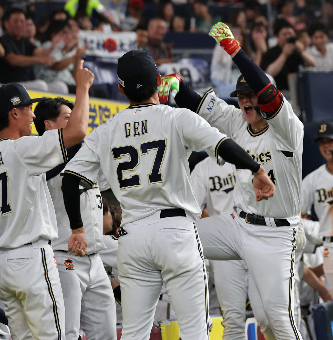オリックス対ソフトバンク　6回裏オリックス1死満塁、紅林は左越えに本塁打を放ち、ベンチ前で喜びを爆発させる（撮影・西尾就之）