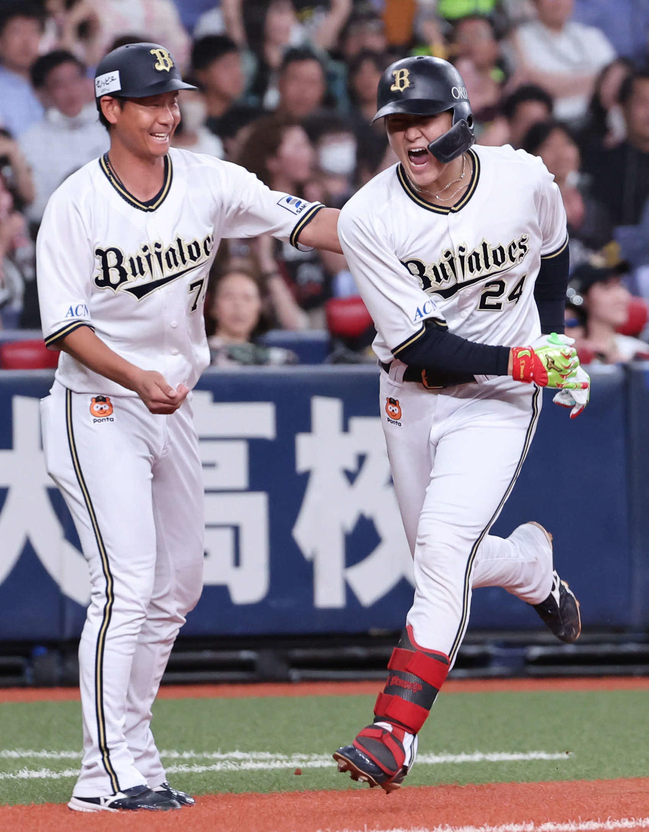 オリックス対ソフトバンク　6回裏オリックス1死満塁、紅林は左越えに本塁打を放ち、松井佑介コーチと雄たけびを挙げながらタッチし本塁へ向かう（撮影・西尾就之）