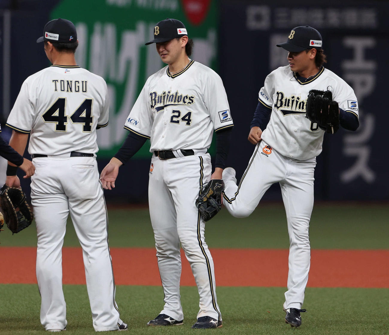オリックス対ソフトバンク　決勝本塁打の紅林（中）は渡部に蹴りを入れられる（撮影・西尾就之）