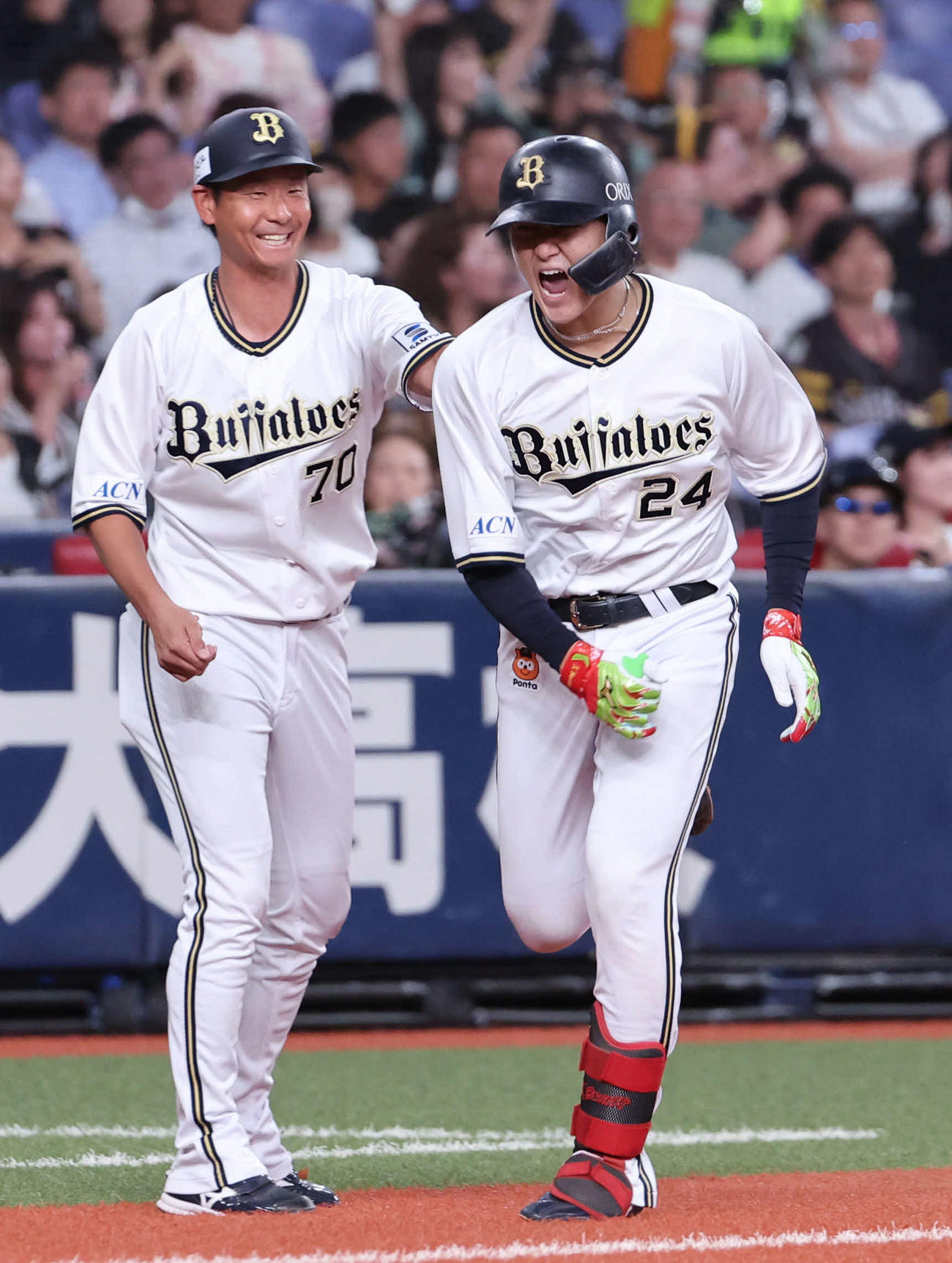 オリックス対ソフトバンク　6回裏オリックス1死満塁、紅林は左越えに本塁打を放ち、松井佑介コーチと雄たけびを挙げながらタッチし本塁へ向かう（撮影・西尾就之）