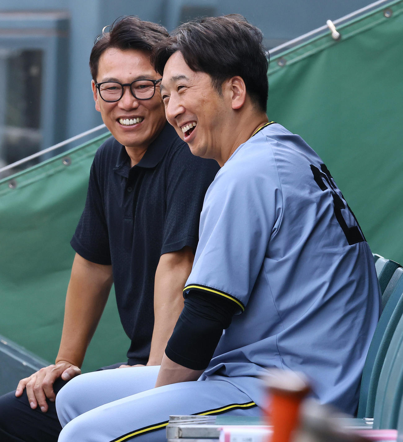 広島対阪神　マツダスタジアムを訪れた侍ジャパン井端監督（左）と話をする阪神藤川監督（撮影・藤尾明華）
