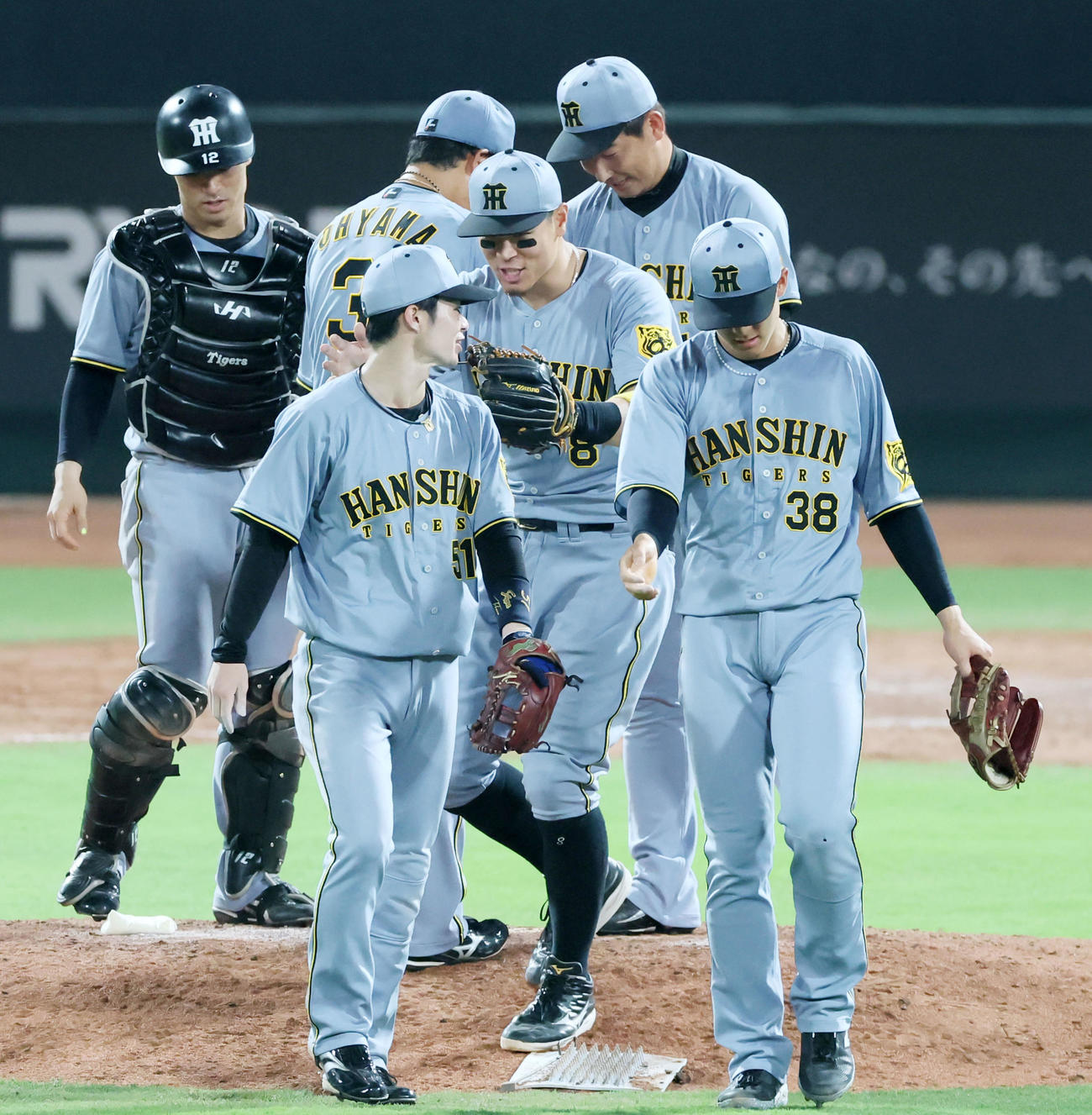 広島対阪神　広島に勝利しマウンドで喜ぶ佐藤輝ら阪神ナイン（撮影・加藤哉）