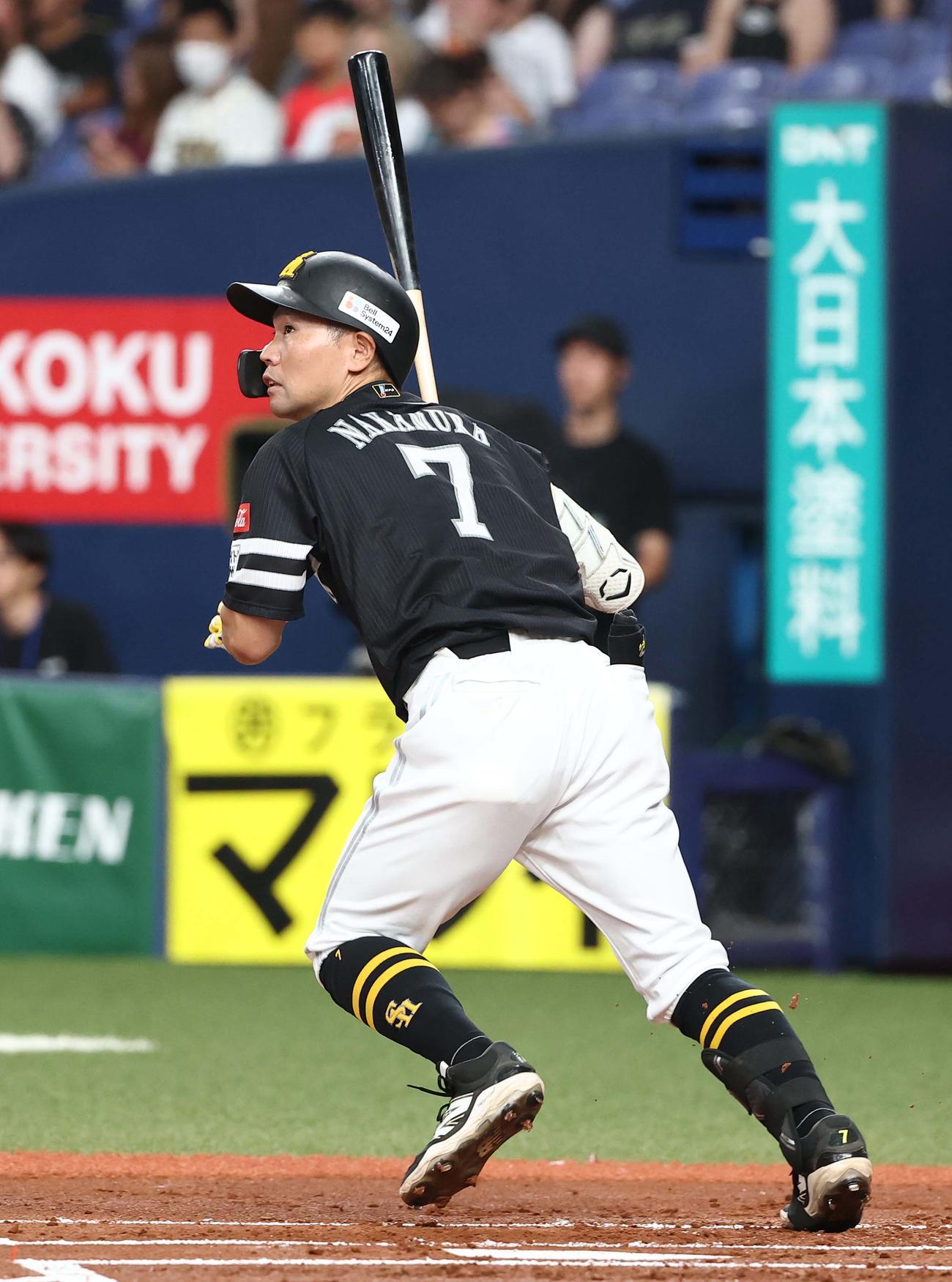 オリックス対ソフトバンク　1回表ソフトバンク2死、中村晃は左前打を放つ（撮影・上田博志）