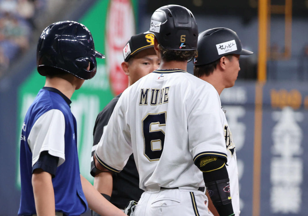 オリックス対ソフトバンク　7回裏オリックス1死、宗（右）は死球を当てたヘルナンデスをにらむ。この後、警告試合が宣せられた（撮影・西尾就之）