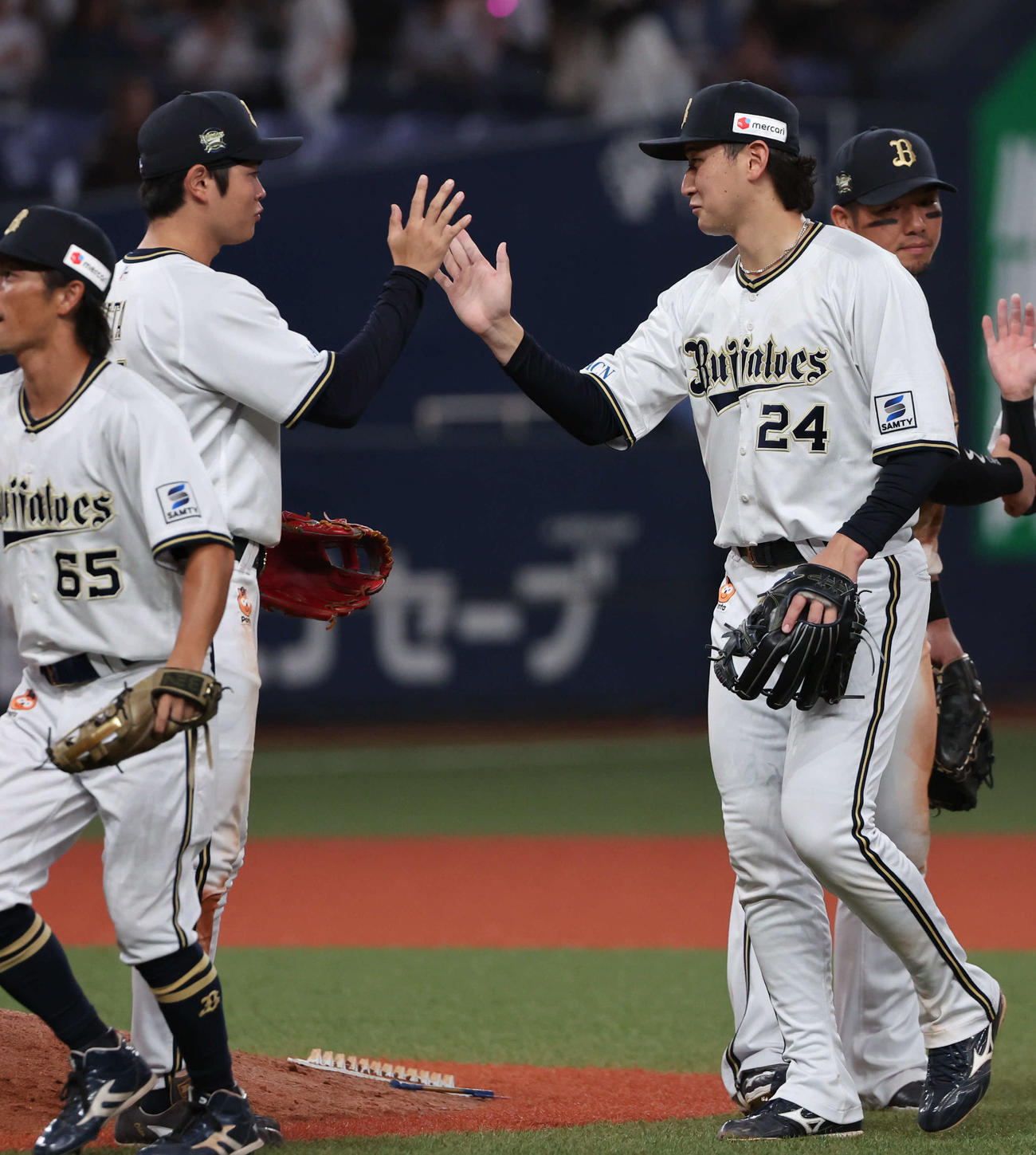 オリックス対ソフトバンク　決勝本塁打の紅林（右）は太田とハイタッチ（撮影・西尾就之）