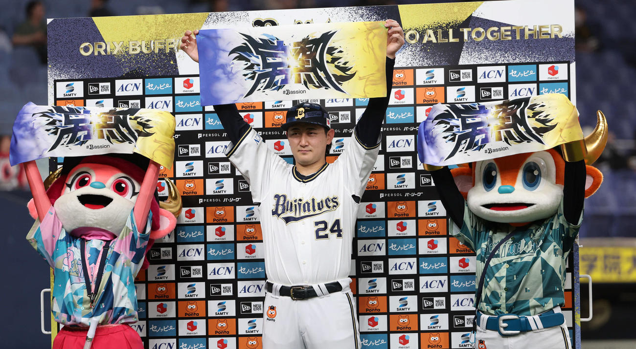 オリックス対ソフトバンク　決勝本塁打の紅林はお立ち台でポーズ（撮影・西尾就之）