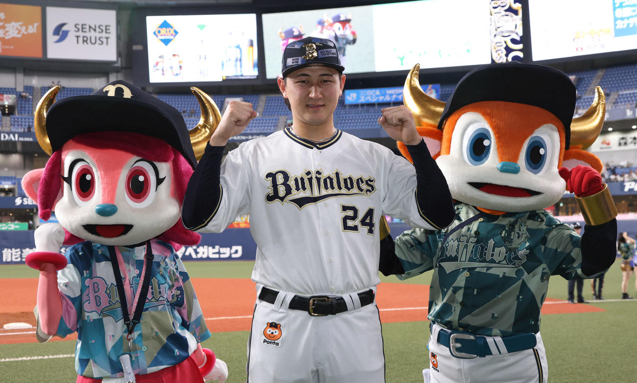 オリックス対ソフトバンク　決勝本塁打の紅林はガッツポーズ（撮影・西尾就之）