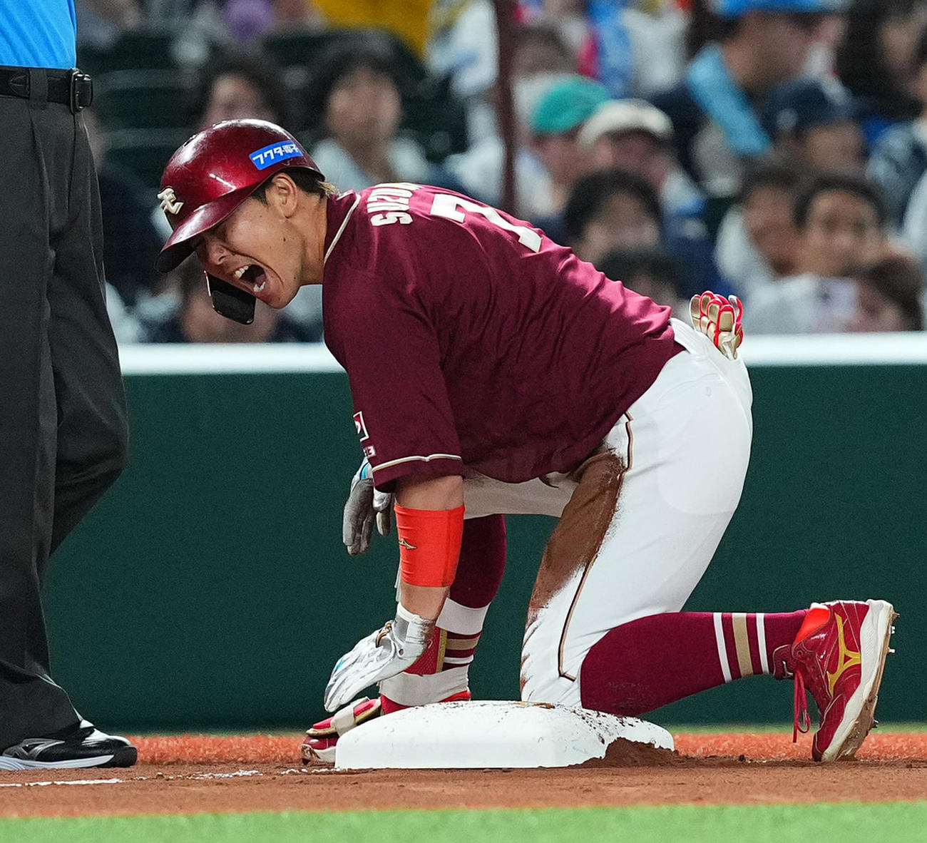 西武対楽天　6回表楽天2死、右三塁打を放ち、塁上で雄たけびを上げる代打鈴木大（撮影・菅敏）