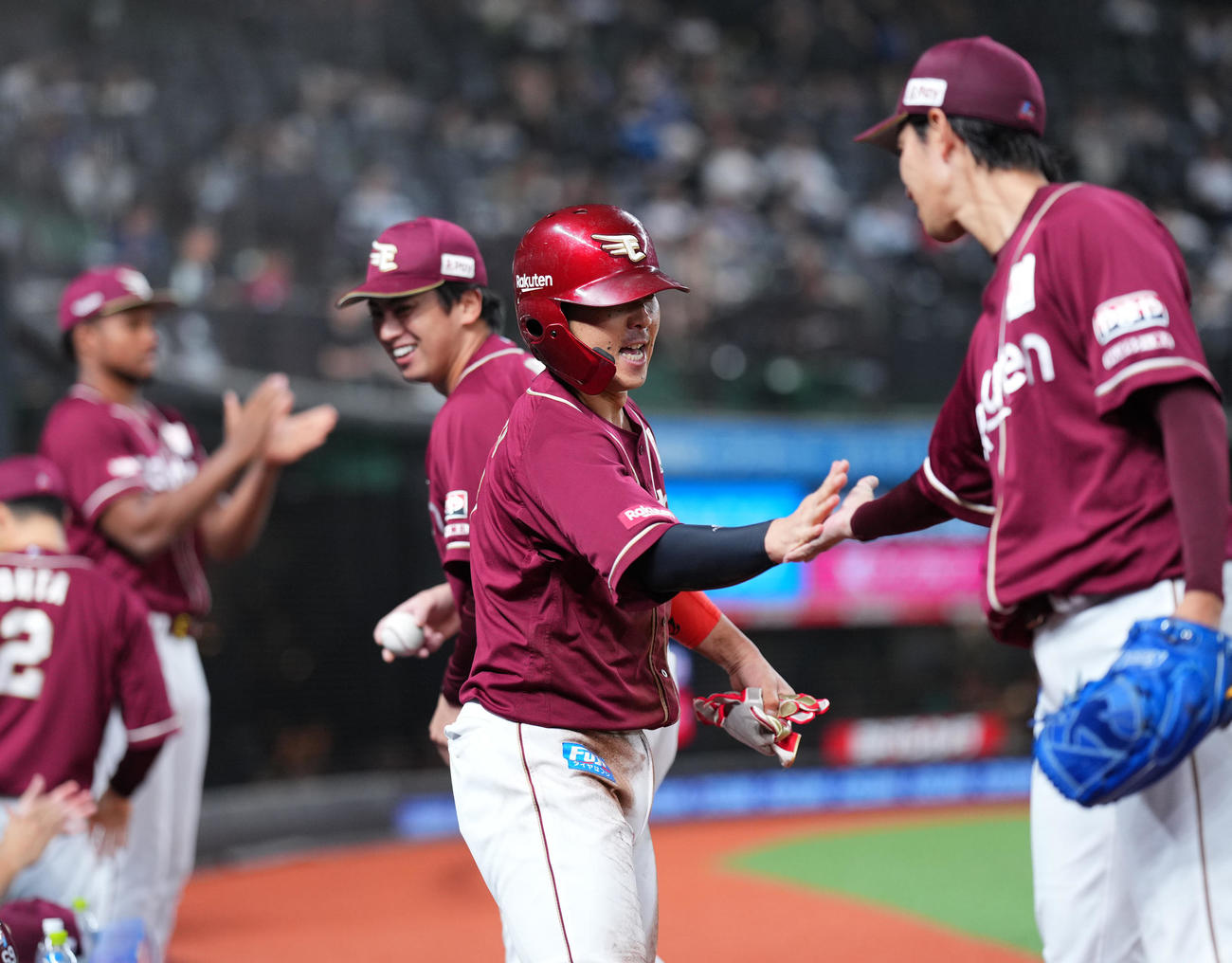 西武対楽天　6回表楽天2死三塁、黒川の適時打で三塁から生還し、岸（右）にタッチでに迎えられる鈴木大（中央）（撮影・菅敏）