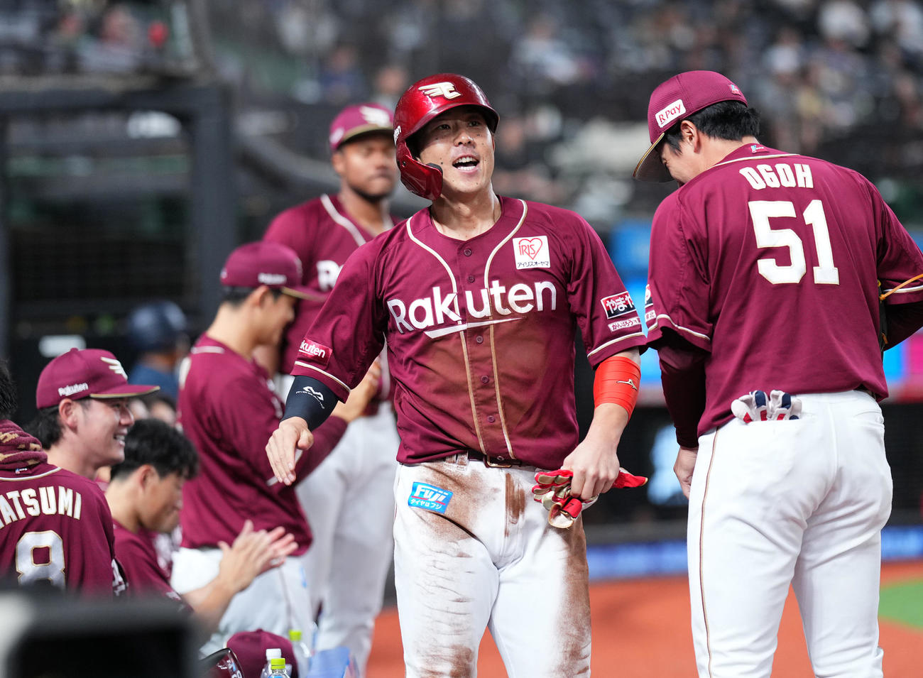 西武対楽天　6回表楽天2死三塁、黒川史陽の適時打で三塁から生還し、ナインに迎えられる鈴木大（中央）（撮影・菅敏）