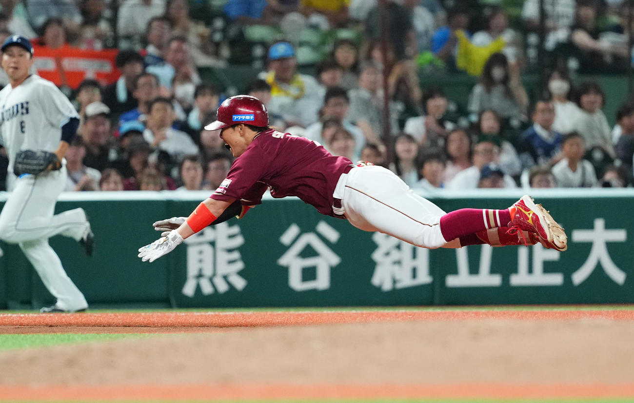 西武対楽天　6回表楽天2死、右三塁打を放ち、三塁にヘッドスライディングをする代打鈴木大（撮影・菅敏）