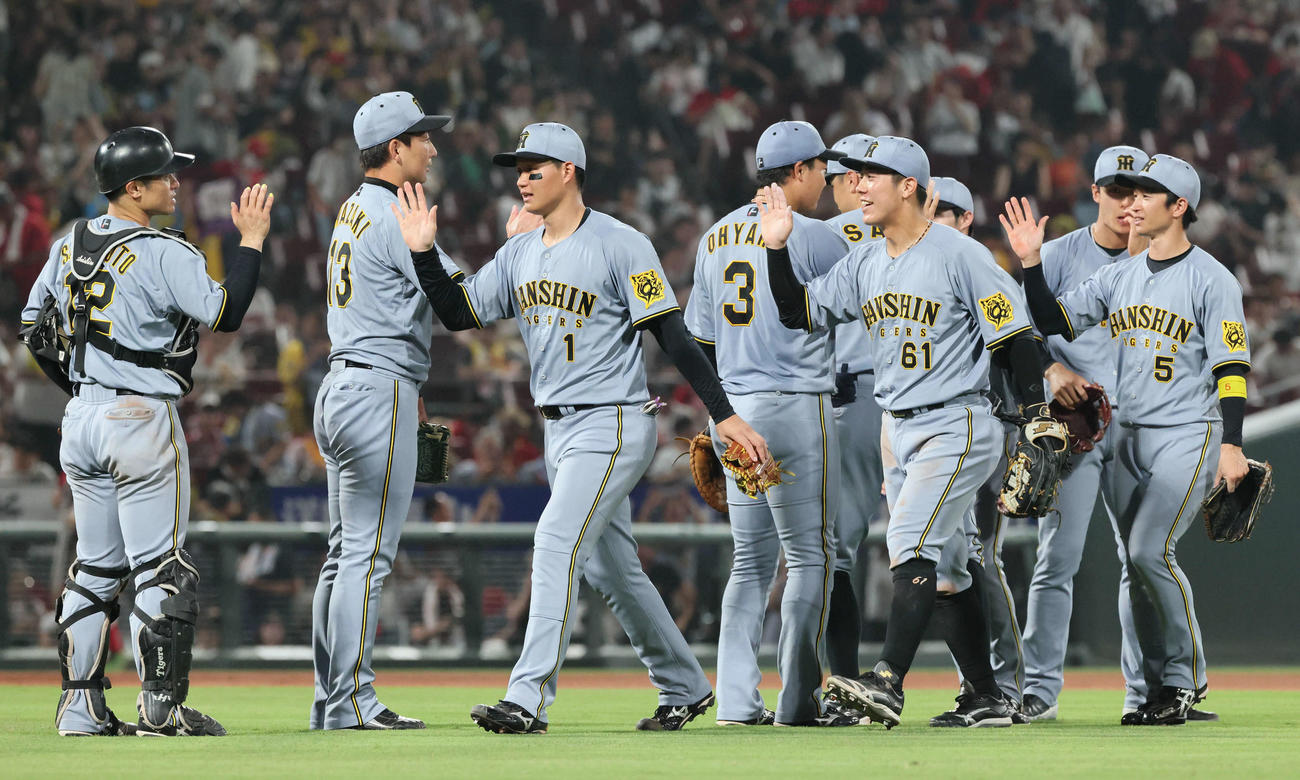 広島対阪神　逆転勝利の阪神ナイン（撮影・加藤孝規）