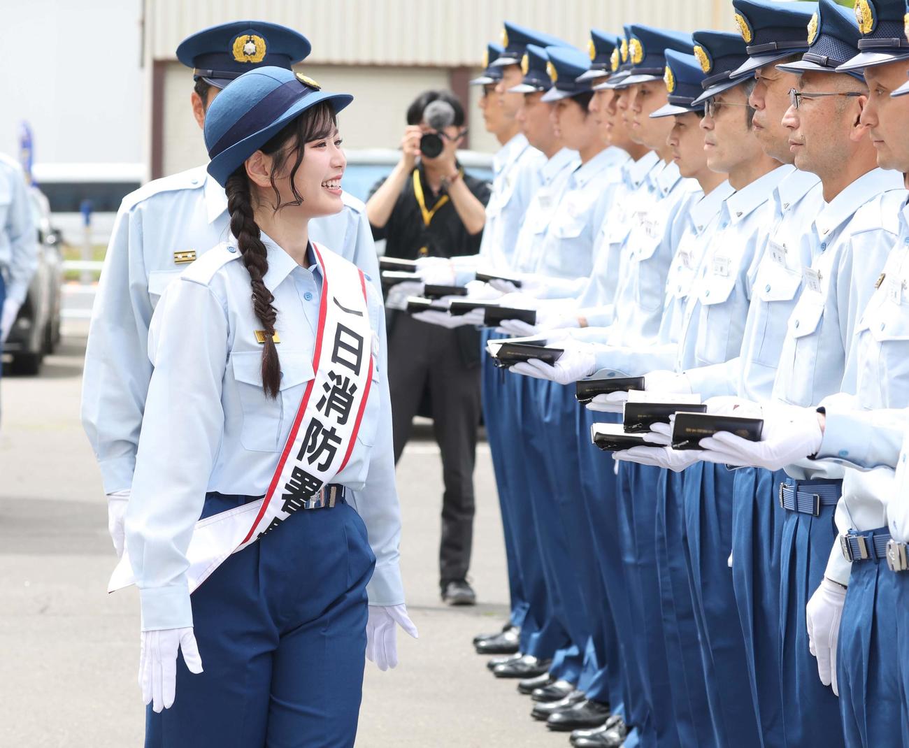 北広島市消防署の1日消防署長に任命され職員の手帳点検をするFビレッジアンバサダー滝谷さん（撮影・黒川智章）
