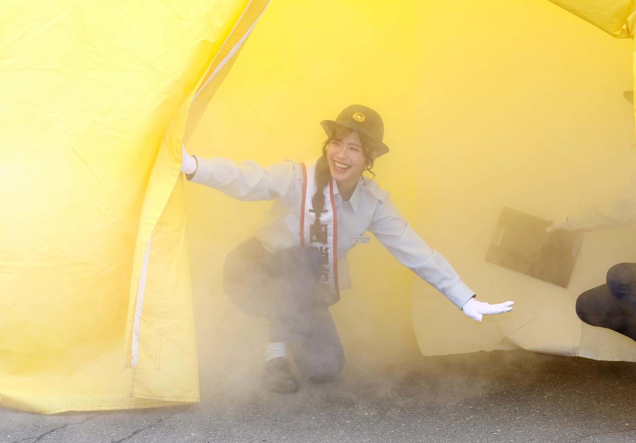 北広島市消防署の1日消防署長に任命され煙体験をするFビレッジアンバサダー滝谷さん（撮影・黒川智章）