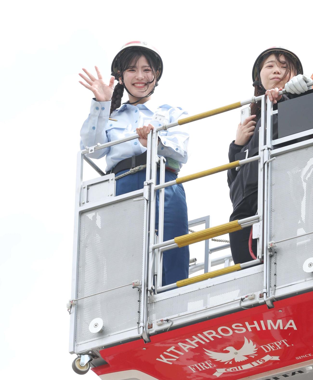 北広島市消防署の1日消防署長に任命されはしご車搭乗体験するFビレッジアンバサダー滝谷さん（撮影・黒川智章）