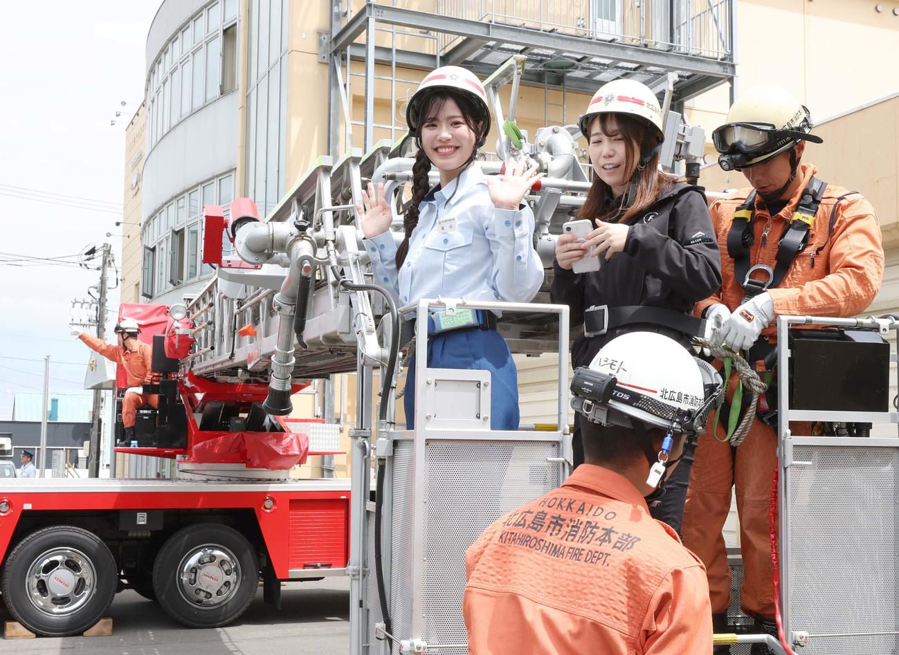 北広島市消防署の1日消防署長に任命されはしご車搭乗体験するFビレッジアンバサダー滝谷さん（撮影・黒川智章）