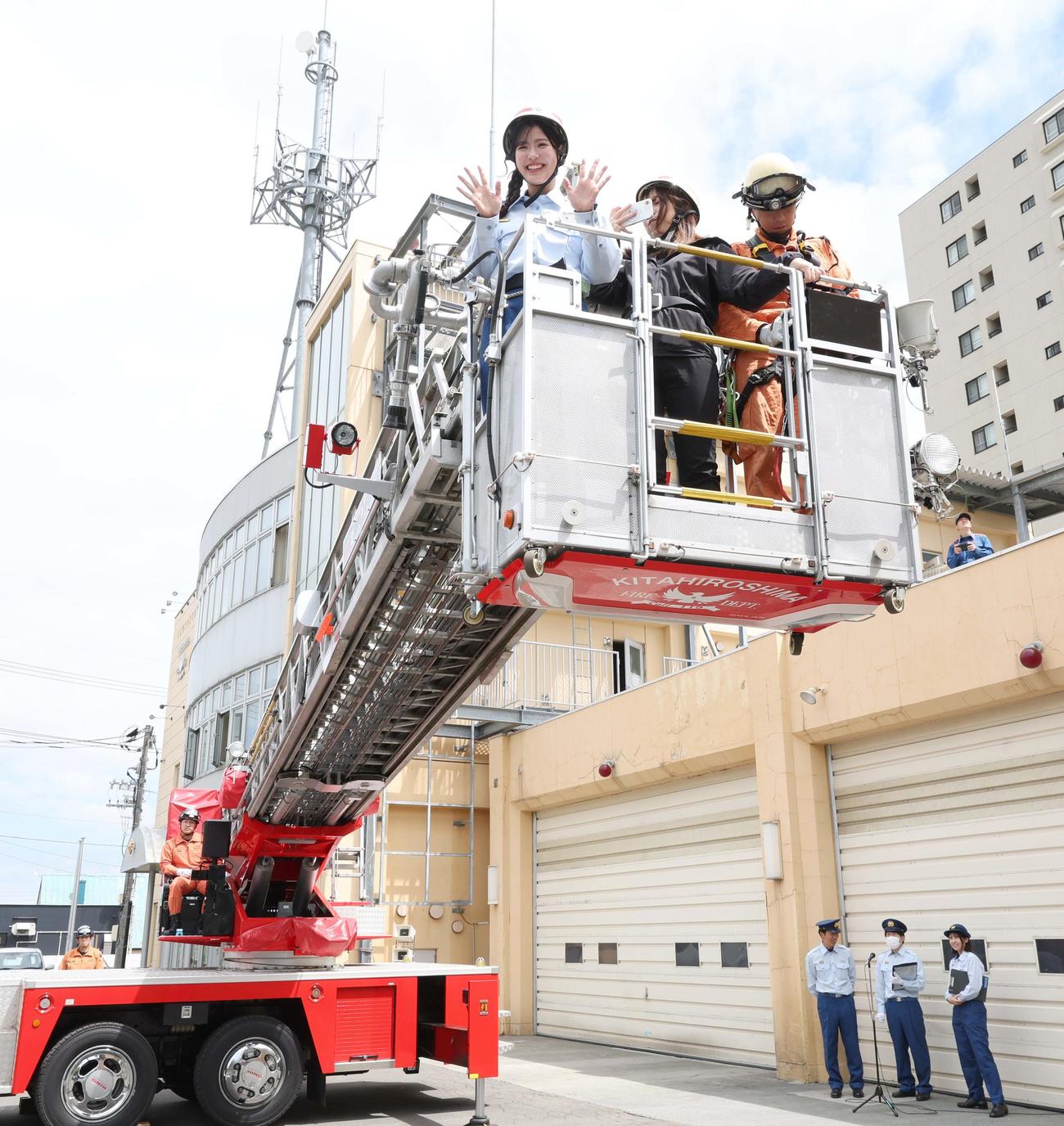 北広島市消防署の1日消防署長に任命されはしご車搭乗体験するFビレッジアンバサダー滝谷さん（撮影・黒川智章）