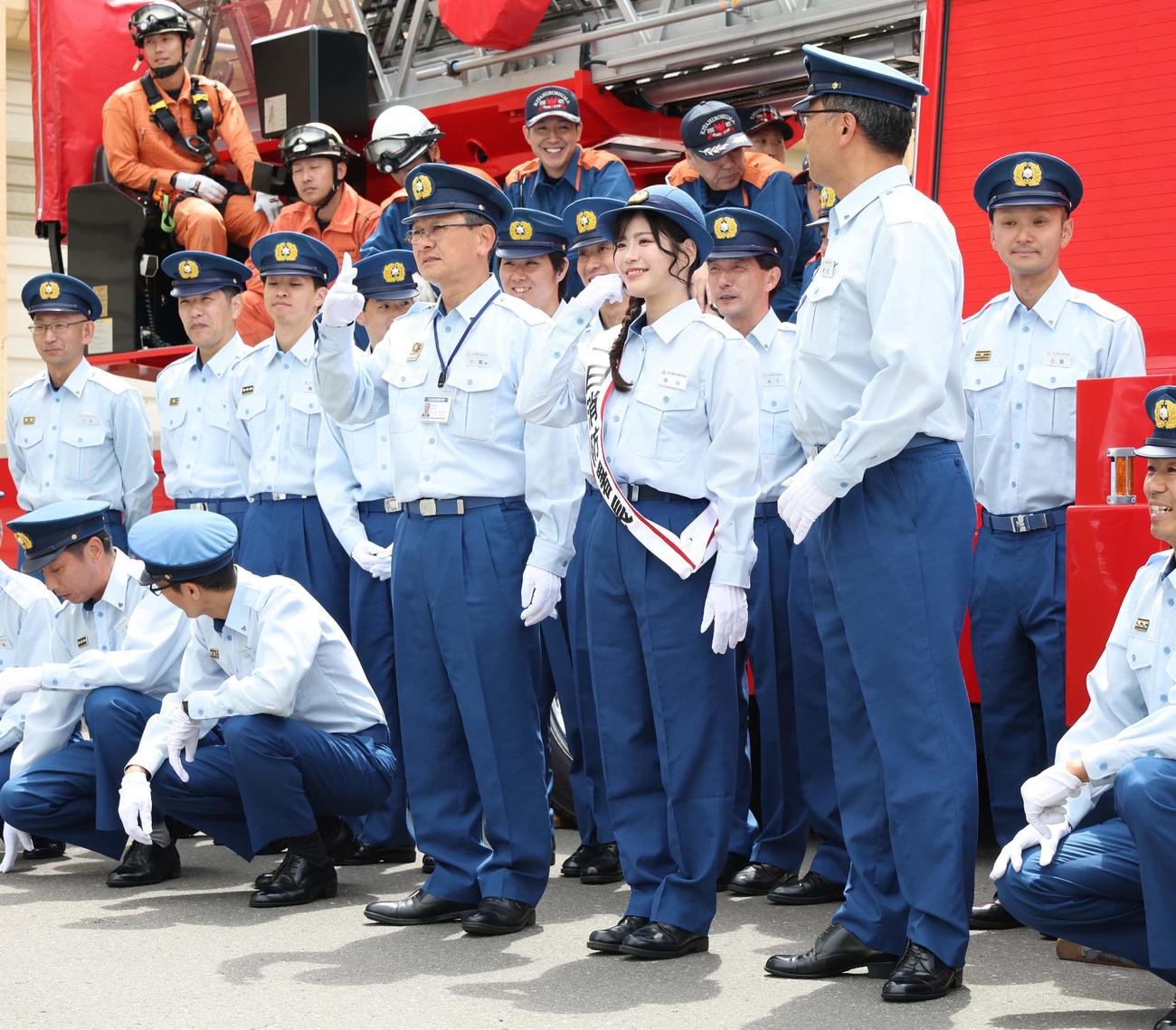 北広島市消防署の1日消防署長に任命され職員と記念撮影するFビレッジアンバサダー滝谷さん（撮影・黒川智章）
