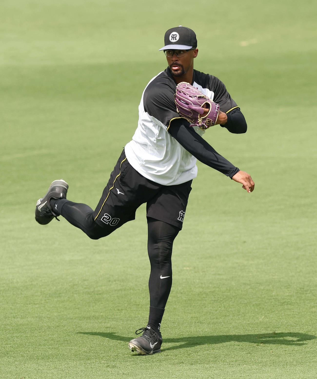 阪神対ヤクルト　キャッチボールをするデュプランティエ（撮影・上田博志）