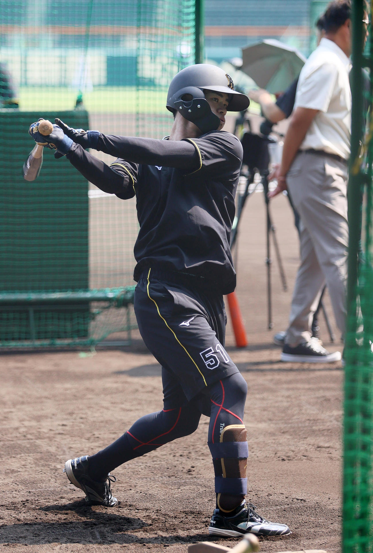 ハーフパンツで打撃練習する中野拓夢＝25年7月