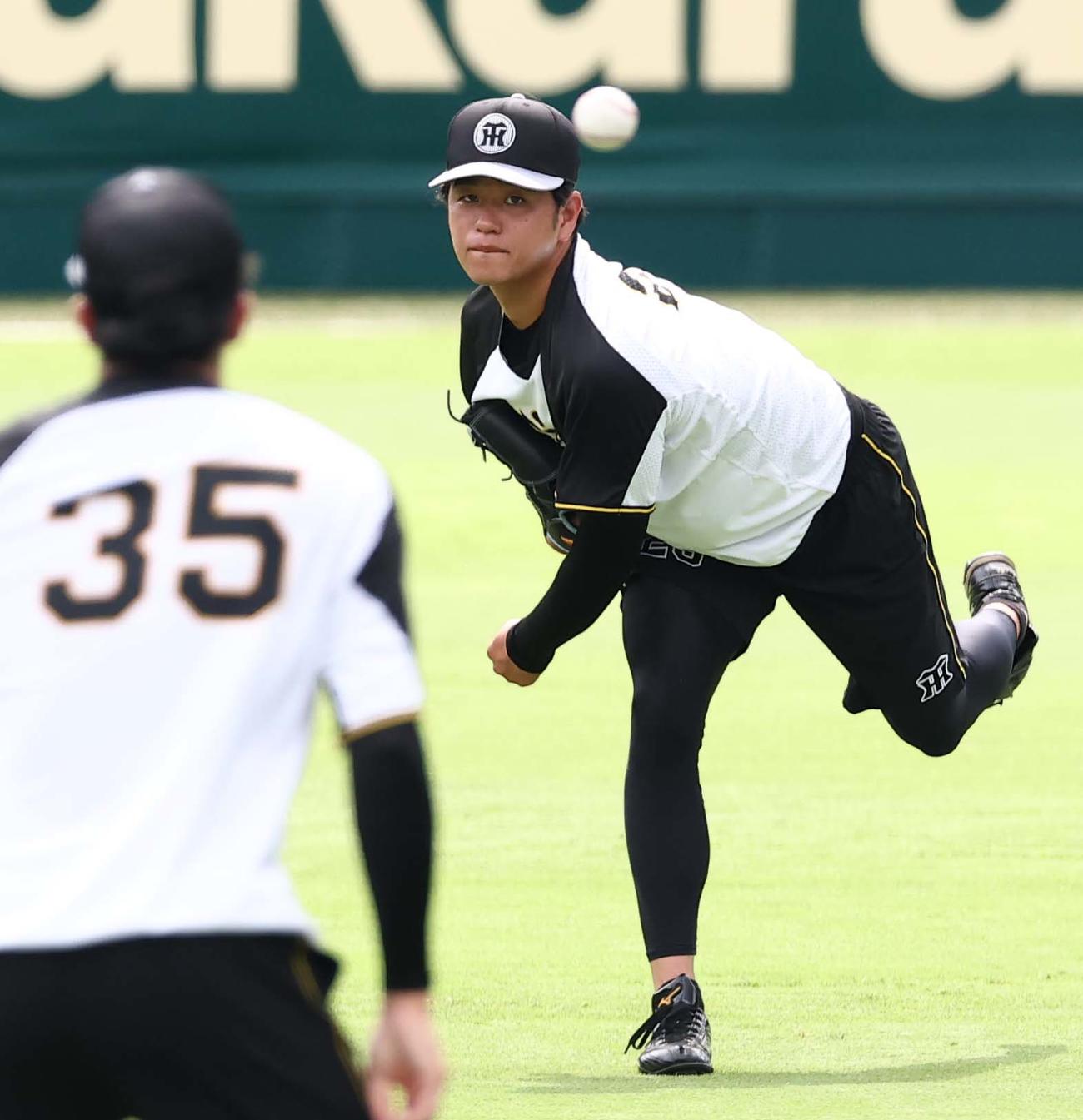 阪神対ヤクルト　才木（左）とキャッチボールをする高橋（撮影・上田博志）