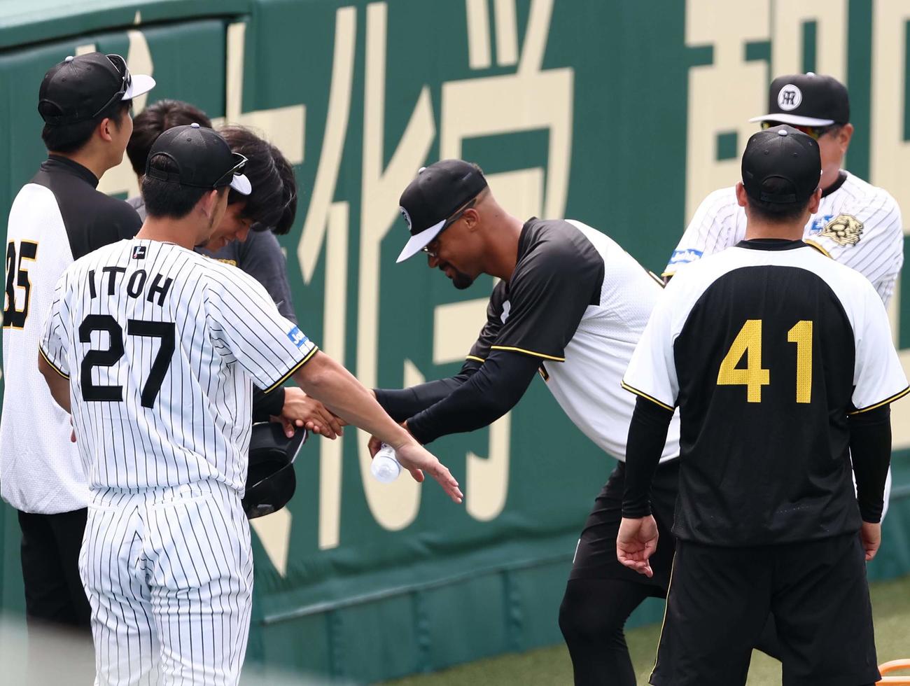 阪神対ヤクルト　1軍に合流した高橋（左から3人目）と握手を交わすデュプランティエ（撮影・上田博志）
