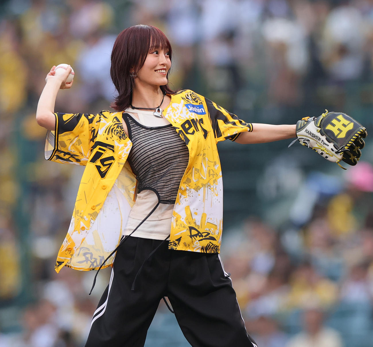ファーストピッチで投球する山本彩（撮影・上山淳一）