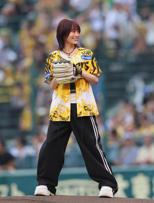 阪神】「ウル虎の夏」初日で山本彩がノーバウンド投球 限定ユニホーム