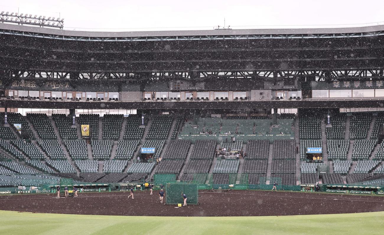 阪神対ヤクルト　激しい通り雨が降る甲子園球場（撮影・上田博志）