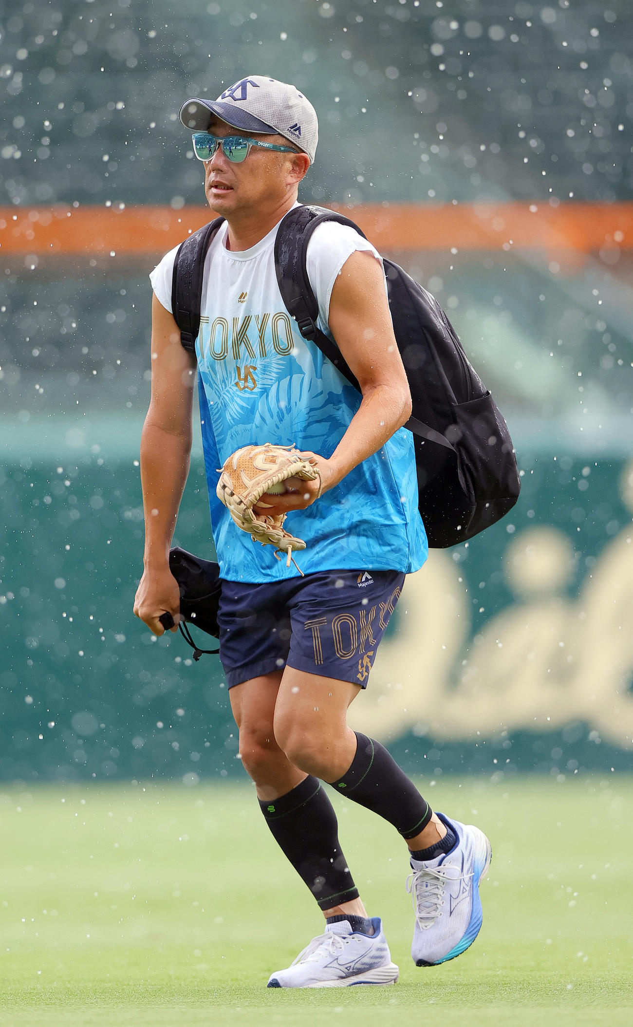 阪神対ヤクルト　雨に見舞われ避難するヤクルト石川（左から3人目）ら（撮影・上山淳一）