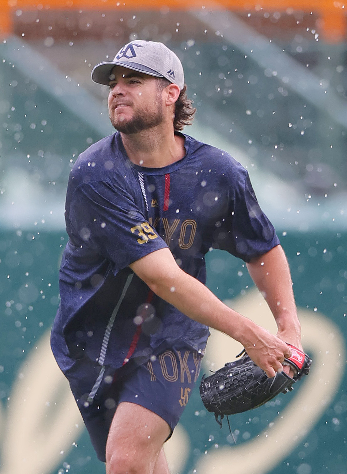 阪神対ヤクルト　雨の中、投球練習するヤクルトランバート（撮影・上山淳一）