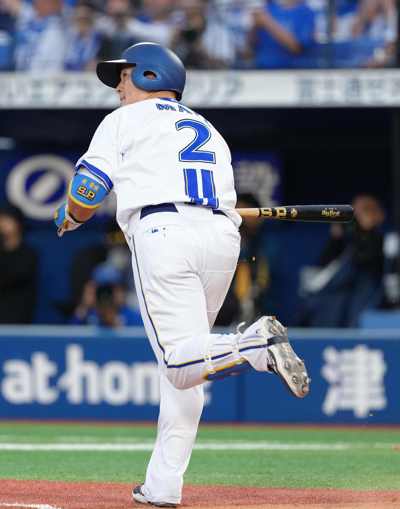 DeNA対巨人　2回裏DeNA無死、牧は先制本塁打を放つ（撮影・足立雅史）