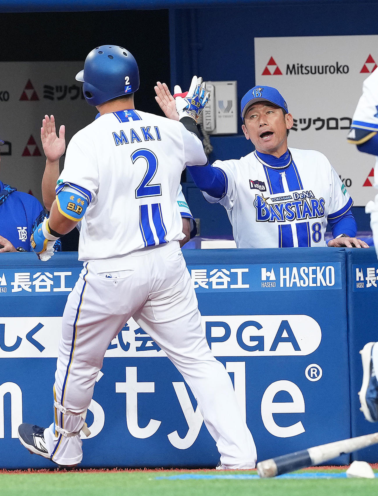 DeNA対巨人　2回裏DeNA無死、牧（左）は先制本塁打を放ち三浦監督にタッチで迎えられる（撮影・足立雅史）