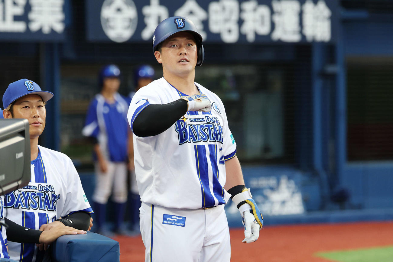 DeNA対巨人　2回裏DeNA無死、左越えソロ本塁打を放ちデスターシャをする牧（撮影・宮地輝）