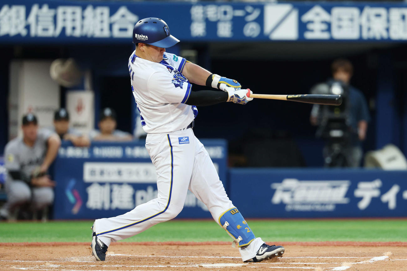 DeNA対巨人　2回裏DeNA無死、左越えソロ本塁打を放つ牧（撮影・宮地輝）